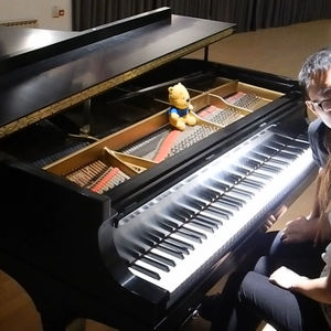 希咲エマ和捆绑拳交
